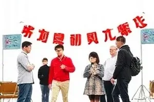 《热汤面》短片封面示意图，凌晨两点的面馆灯牌
