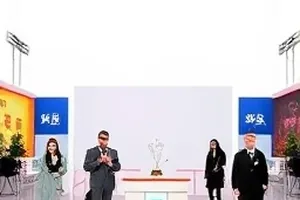《铁轨尽头》纪录片封面示意图，清晨薄雾中的铁轨延伸