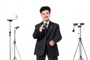 《无声合唱》纪录片封面示意图，排练厅里整齐的手语动作