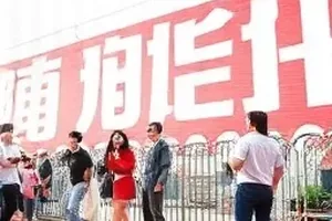 《半糖时刻》甜宠剧封面示意图，摆盘精致的几款甜点