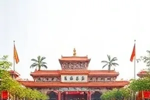 《镜面回廊》电影封面示意图，画廊里的一面斜置镜子