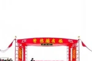 《玻璃海》电影封面示意图，浅海下的光斑与漂浮粒子