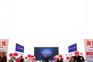 《雾中邮局》电影封面示意图，雾里的一排绿色邮筒